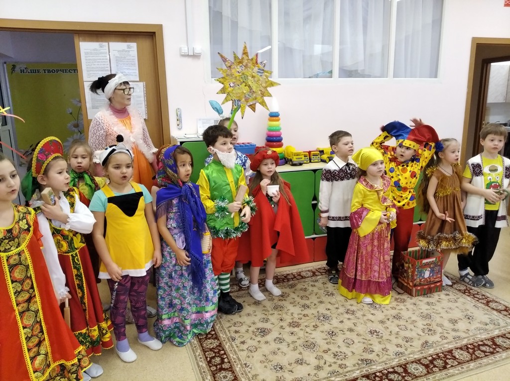 Дети в народных костюмах